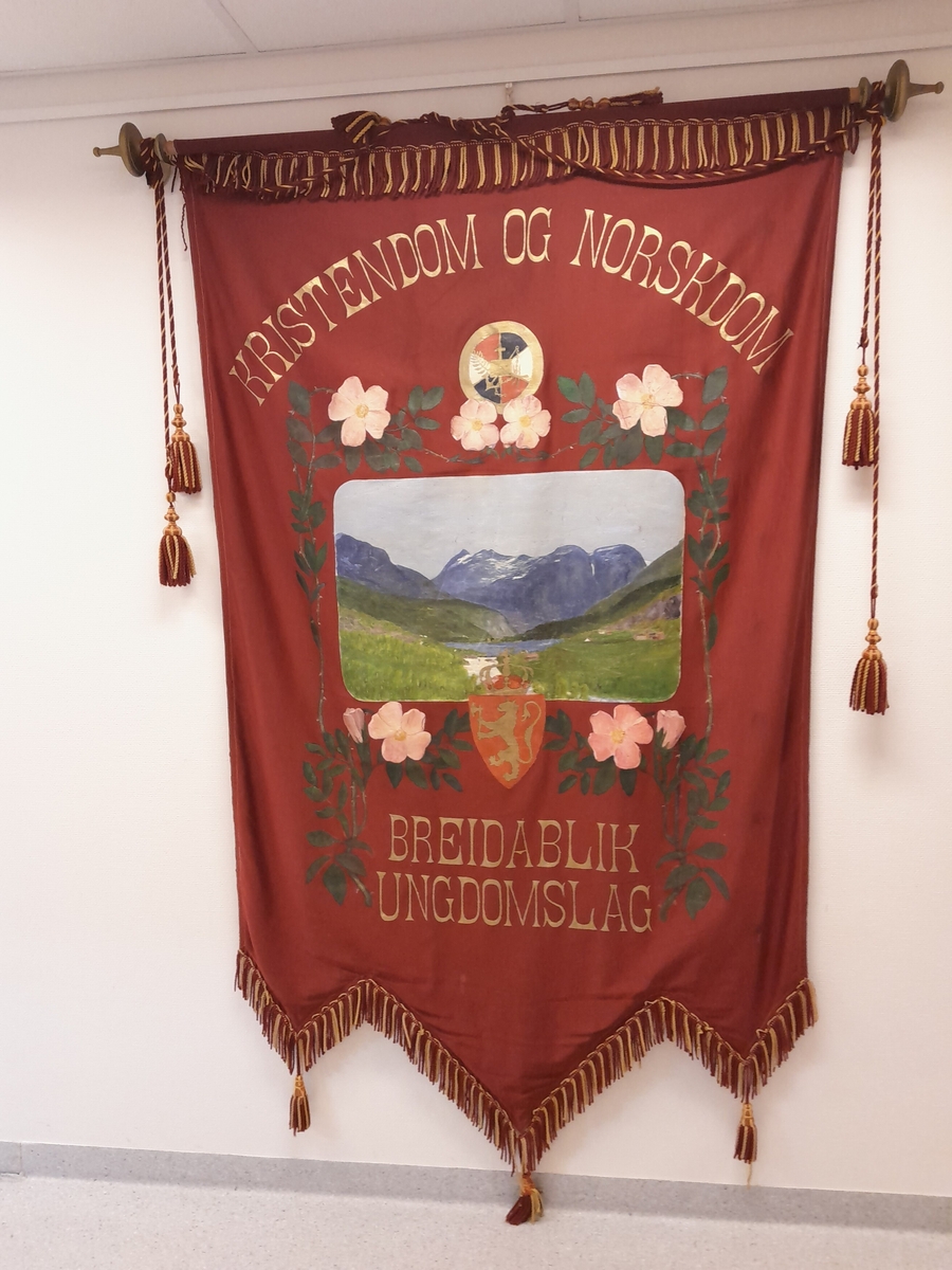 På det måla biletet ser ein garden Hatlen på Lunde, ein ser mot Flofjellet i bakgrunnen og en flik av Strynsvatnet. Framfor Strynsvatnet ligg Mindresunde og Storesunde kor laget heldt til.