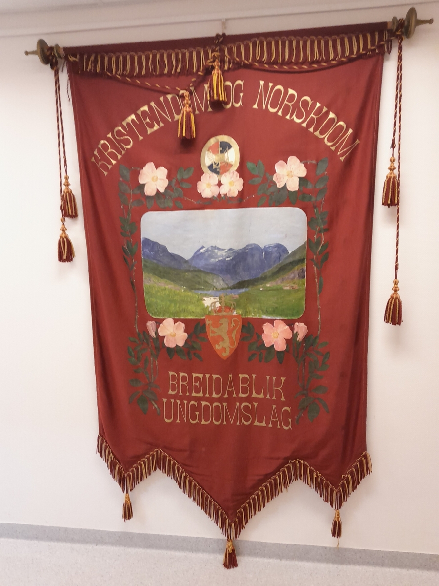 På det måla biletet ser ein garden Hatlen på Lunde, ein ser mot Flofjellet i bakgrunnen og en flik av Strynsvatnet. Framfor Strynsvatnet ligg Mindresunde og Storesunde kor laget heldt til.