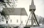 Kläckeberga kyrka med klockstapel.