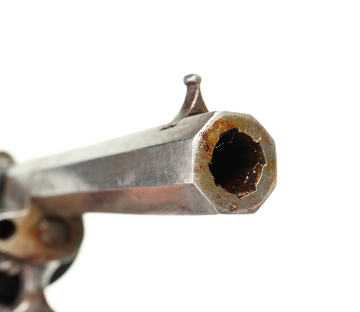 Revolver av så kallad Lefaucheuxtyp i stål med kolvplattor i trä, och plats för sex stiftantändningspatroner i trumman. Pipa i stål, kolv av brunbetsat trä, utan varbygel, samt med fällbar avtryckare. Trumman och sidoblecken blånerade. På pipan, vid mynningen, sitter ett stolpkorn i mässing. Laddning sker genom att laddluckan på höger sida om trumman fälls upp, och därefter patroner förs in i kamrarna. Framtill, på höger sida, finns en utstötare för de avlossade patronhylsorna. Revolvern är märkt med en krona och ett "U" på trumman och höger sida under utstötarstångens fäste, samt även "LIG" inom oval på trumman.
Inskrivet i huvudkatalogen 1947.