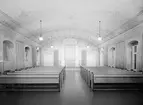 Interiör från domkyrkoförsamlingens församlingshem i Linköping. Byggnaden är i delar starkt präglad av att frimurarna från 1810 ägde och brukade huset för sin verksamhet i över 100 år. Före frimurarna fungerade bygganden som skolan (1230-1804) och gymnasium (1627-1804). Bilden visar den så kallade Högtidssalen efter konserveringsarbete utfört av Östergötlands museum 1965.
