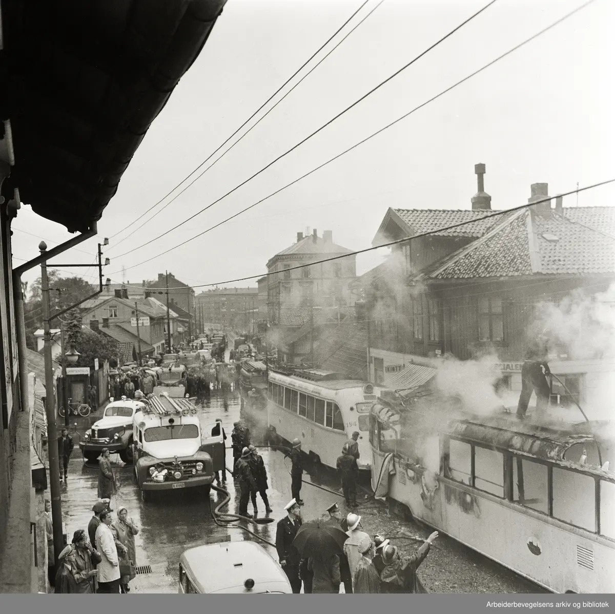 Fire personer døde og 17 på sykehus etter trikkebrann på Strømsveien, 3 august 1958. Bebyggelsen rundt den brennende trikken (Totengata 1) fikk store skader