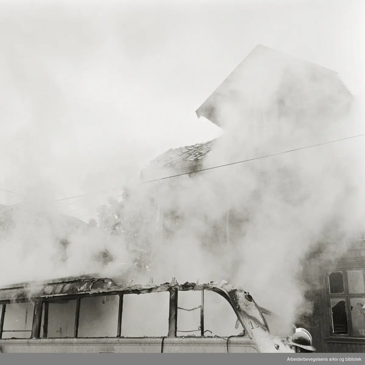 Fire personer døde og 17 på sykehus etter trikkebrann på Strømsveien, 3 august 1958. Bebyggelsen rundt den brennende trikken (Totengata 1) fikk store skader