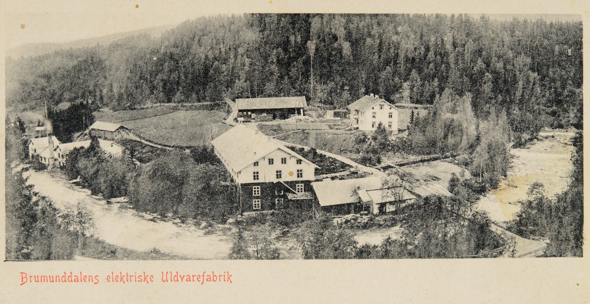 Postkort, Ringsaker, Brumunddal ullvarefabrikk langs Brumunda,