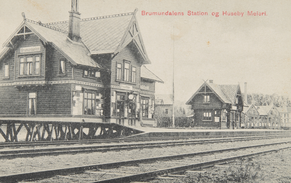 Postkort, Ringsaker, Brumunddal stasjon, godshus, Helmer Husebys meieri til høyre.