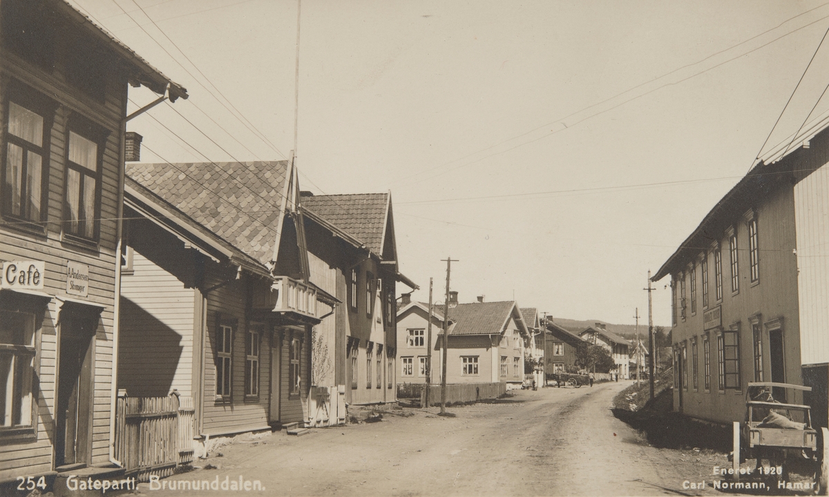 Postkort, Ringsaker, Brumunddal, Gamlegata, Heimdal med Cafe og skomaker A. Andersen, Sørheim, Mamre Lund, til høyre er Brumunddal Frørenseri.