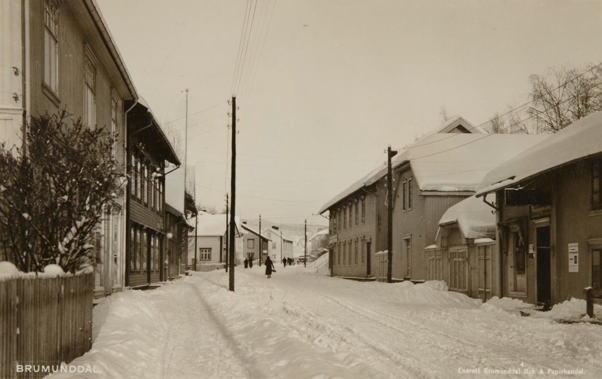 Postkort, Ringsaker, Brumunddal, bebyggelse i Gamlegata, vinter.