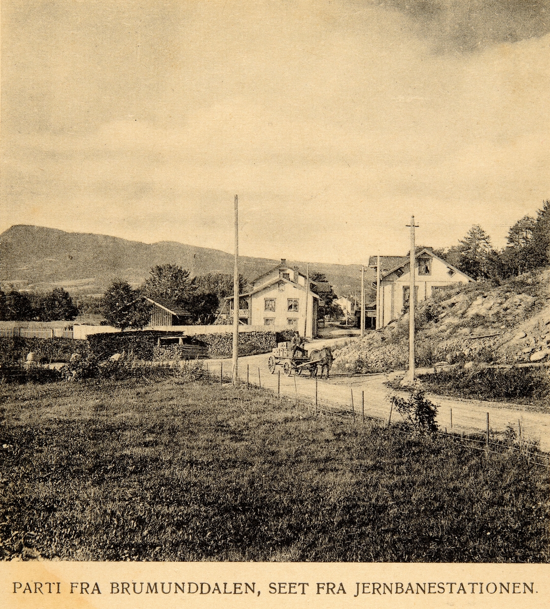 Postkort, Ringsaker, Brumunddal, Gamlegata sett fra jernbanen, Enger, til høyre er Ulven. hest og kjerre i forgrunnen,