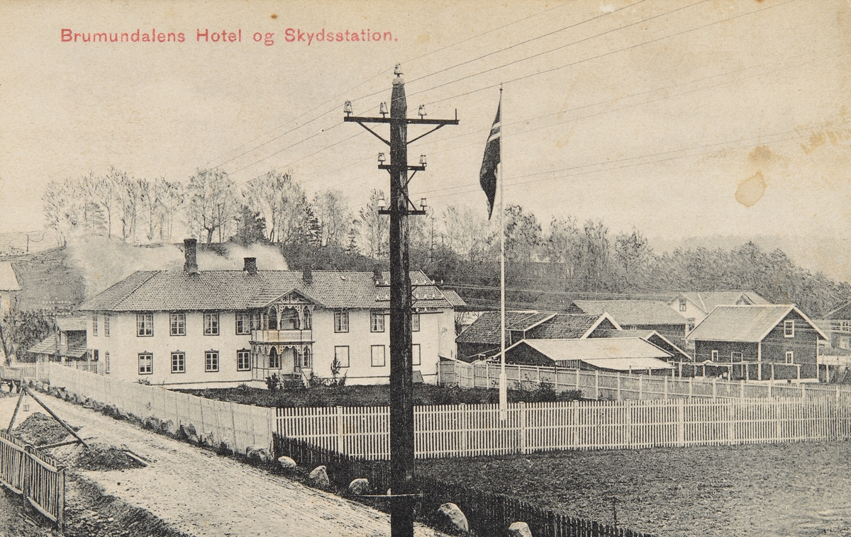 Postkort, Ringsaker, Brumunddal Hotel og skysstasjon i Øverbakken. Furnesvegen, lysstolpe, riksveg,