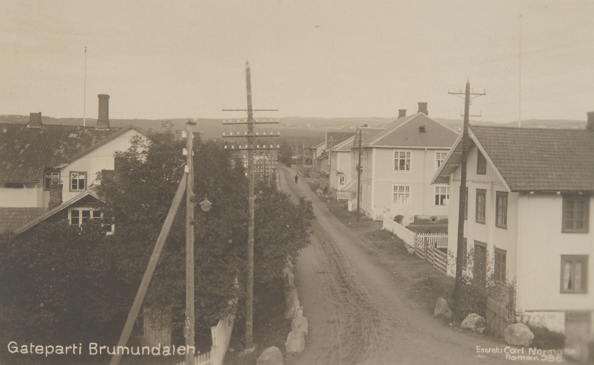 Postkort, Ringsaker, Brumunddal, Furnesvegen, Brumunddal Hotell, til høyre Helgeby, Stampen, riksvegen, 