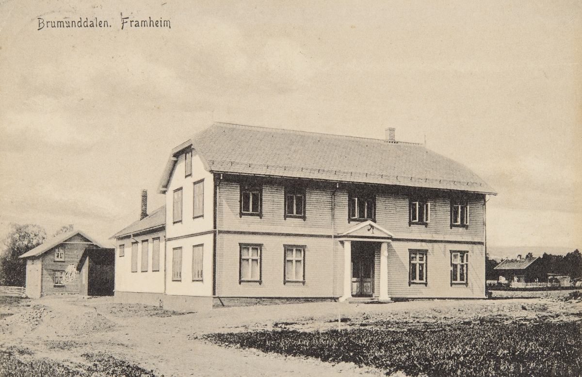 Postkort, Ringsaker, Brumunddal, Framheim kino i Nygata, oppført i 1912 som forsamlingslokale, første kinoforestilling i 1919