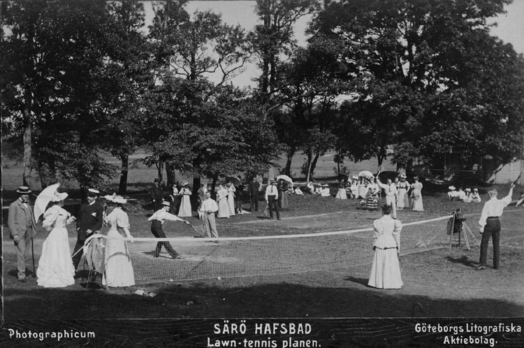 Text påbildens framsida: "SÄRÖ HAFSBADÂ´Lawn-tennis planen".