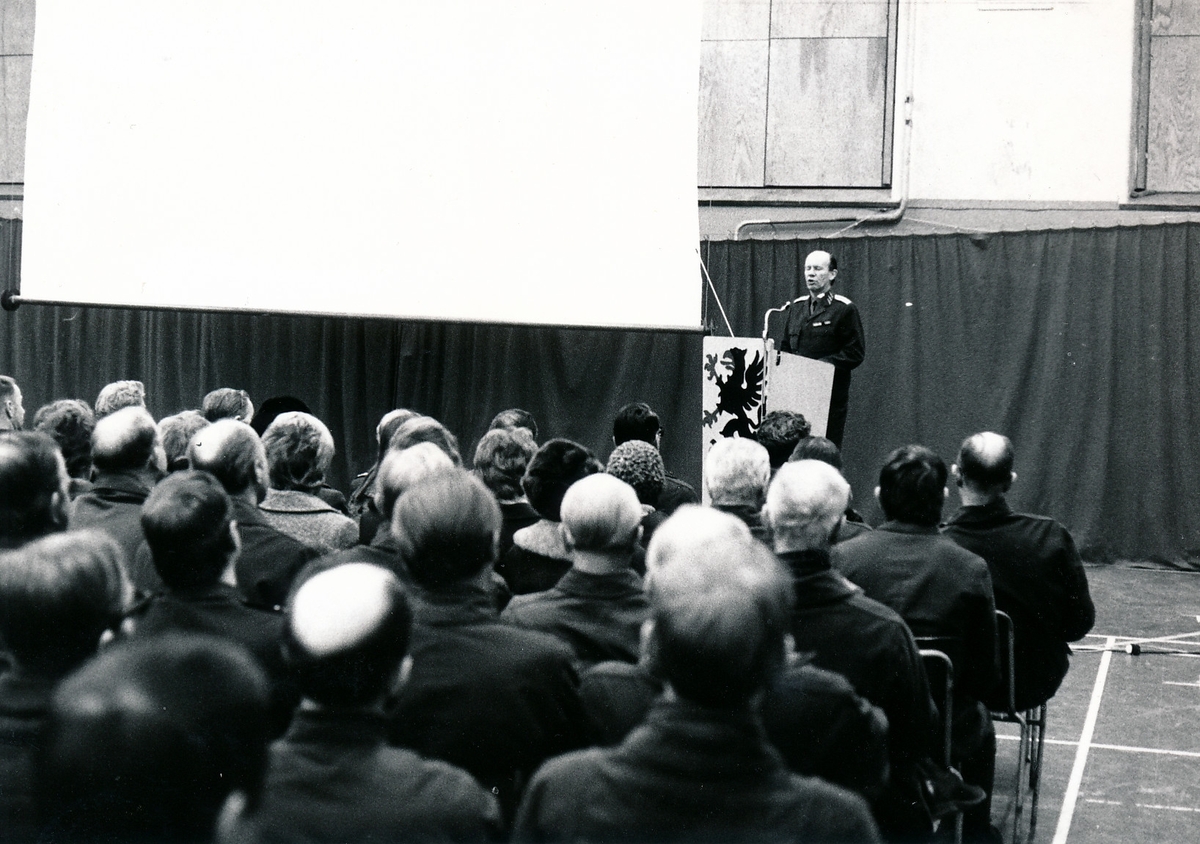 Inspektion av den nytillträdde Militärbefälhavaren för Östra militärområdet, generallöjtnant Nils Sköld den 5 december 1974

Genomgång med regementets personal i gymnastiksalen efter genomförd inspektion.

Bild 1 MB i talarstolen.

Bild 2 frv. bla förrådsman Granberg, förrådsförman Sören Ohlsson framför honom förrådsman Arvid Tellsten, förste arméverkmästare Lennart Lundström och framför dom kaptenerna Arne Gustavsson, Arne Ljungsberg och Staffan Löding.

Bild 3 främre raden frv kaptenerna Jan Hedenstrand, Kurt Schymberg, Olof Hedberg, okänd, kapten Sven-Börje Lundgren, löjtnant Erhard Isacsson, överstelöjtnant Jan Toll, kaptenerna Gunnar Ståbi och Jan Strandberg samt överstelöjtnanterna Uno Hällkvist, Per-Olof Kinnander, major Björn von Porat.

Bild 4 frv frv assistenterna May Rundin, Elna Fredriksson, Margareta Jolstedt, Ingrid Andersson samt Gull Eriksson.