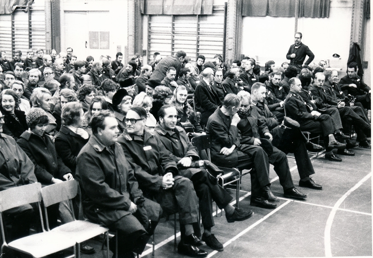 Inspektion av den nytillträdde Militärbefälhavaren för Östra militärområdet, generallöjtnant Nils Sköld den 5 december 1974

Genomgång med regementets personal i gymnastiksalen efter genomförd inspektion.

Bild 1 MB i talarstolen.

Bild 2 frv. bla förrådsman Granberg, förrådsförman Sören Ohlsson framför honom förrådsman Arvid Tellsten, förste arméverkmästare Lennart Lundström och framför dom kaptenerna Arne Gustavsson, Arne Ljungsberg och Staffan Löding.

Bild 3 främre raden frv kaptenerna Jan Hedenstrand, Kurt Schymberg, Olof Hedberg, okänd, kapten Sven-Börje Lundgren, löjtnant Erhard Isacsson, överstelöjtnant Jan Toll, kaptenerna Gunnar Ståbi och Jan Strandberg samt överstelöjtnanterna Uno Hällkvist, Per-Olof Kinnander, major Björn von Porat.

Bild 4 frv frv assistenterna May Rundin, Elna Fredriksson, Margareta Jolstedt, Ingrid Andersson samt Gull Eriksson.