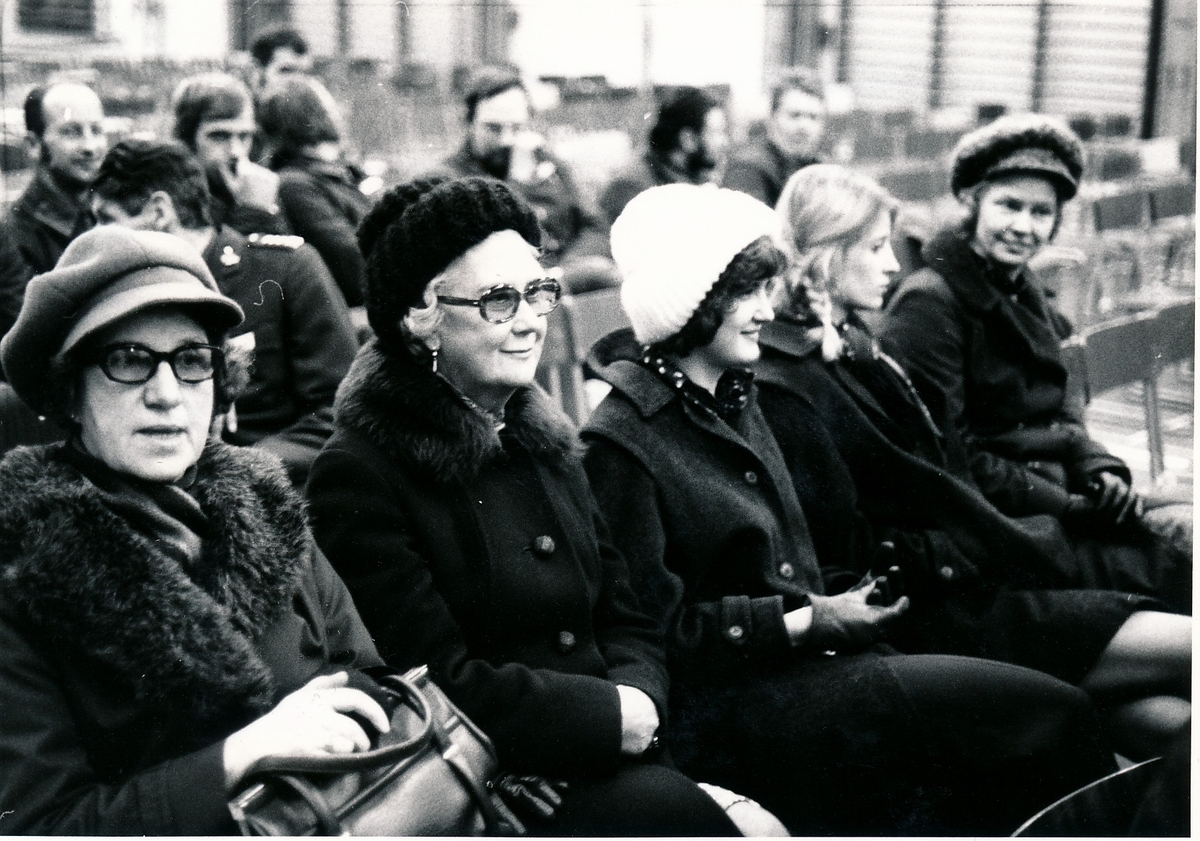 Inspektion av den nytillträdde Militärbefälhavaren för Östra militärområdet, generallöjtnant Nils Sköld den 5 december 1974

Genomgång med regementets personal i gymnastiksalen efter genomförd inspektion.

Bild 1 MB i talarstolen.

Bild 2 frv. bla förrådsman Granberg, förrådsförman Sören Ohlsson framför honom förrådsman Arvid Tellsten, förste arméverkmästare Lennart Lundström och framför dom kaptenerna Arne Gustavsson, Arne Ljungsberg och Staffan Löding.

Bild 3 främre raden frv kaptenerna Jan Hedenstrand, Kurt Schymberg, Olof Hedberg, okänd, kapten Sven-Börje Lundgren, löjtnant Erhard Isacsson, överstelöjtnant Jan Toll, kaptenerna Gunnar Ståbi och Jan Strandberg samt överstelöjtnanterna Uno Hällkvist, Per-Olof Kinnander, major Björn von Porat.

Bild 4 frv frv assistenterna May Rundin, Elna Fredriksson, Margareta Jolstedt, Ingrid Andersson samt Gull Eriksson.