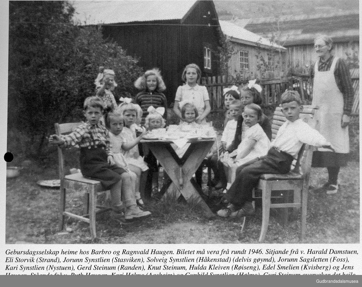 Gebursdagsselskap heime hos Barbro og Ragnvald Haugen. Biletet må vera frå rundt 1946. Sitjande frå v. Harald Damstuen, Eli Storvik (Strand), Jorun Synstlien (Stasviken), Solveig Synstlien (Håkenstad) (delvis gøymd), Jorunn Sagsletten (Foss), Kari Synstlien (Nystuen), Gerd Steinum (Randen), Knut Steinum, Hulda Kleiven (Røiseng), Edel Smelien (Kvisberg) og Jens Haugen. Ståande frå v. Ruth Haugen, Kari Hølmo (Aasheim) og Gunhild Synstlien (Hølmo). Guri Steinum overvakar det heile.
Utlån: Jorunn Sagsletten Foss

Vågåkalenderen 2002, utgjevar: Vågå Kameraklubb