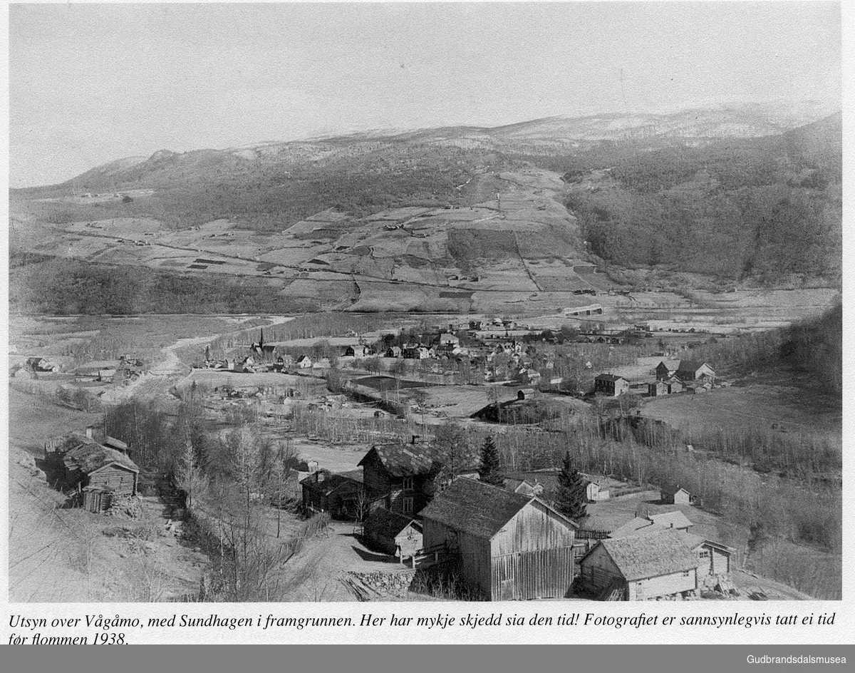 Utsyn over Vågåmo, med Sundhagen i framgrunnen. Her har mykje skjedd sia den tid! Fotografiet er sannsynlegvis tatt ei tid før flommen 1938.
Utlån: Inger Lise Bu, Surnadal

Vågåkalenderen 2000, utgjevar: Vågå Kameraklubb