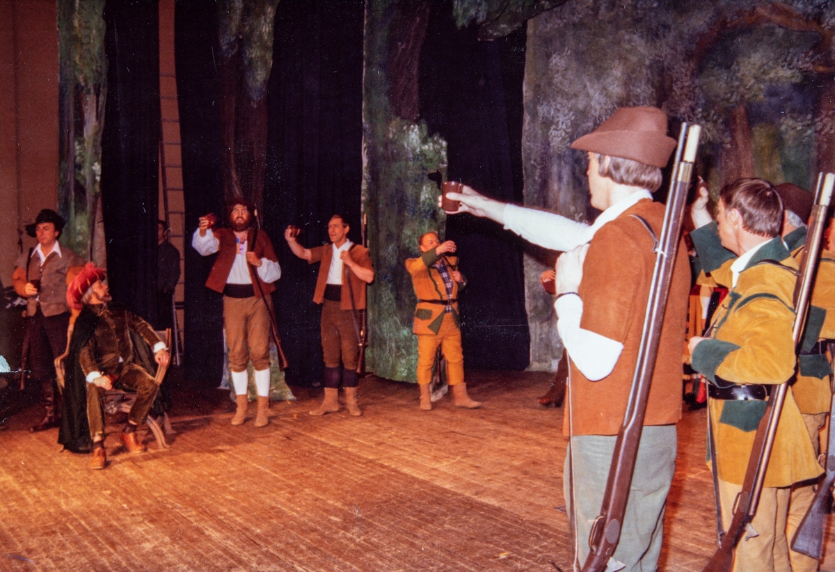 Bilde fra RingsakerOperaen. Ringsaker Operaen.
Scene fra RingsakerOperaens oppsetning av Jegerbruden av Carl Maia von Weber i 1981.