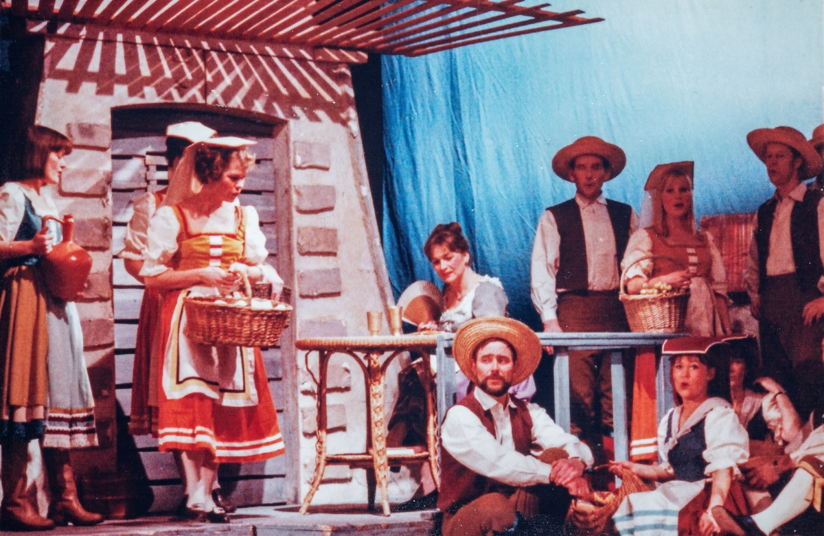 Bilde fra RingsakerOperaen. Ringsaker Operaen.
Fra RingsakerOperaens første oppsetning i februar 1979: Elskovsdrikken av G. Donizetti.
Fra venstre: Torun Einbu Salvesen, Kristine Haug, Ragnhild Stende Røberg, Jon Ragnar Øfsti, Birger Holm, Randi Finsveen, Sissel Finborud, Signy Nordhagen Haugen (halvt skjult) og Ole Peder Sæther