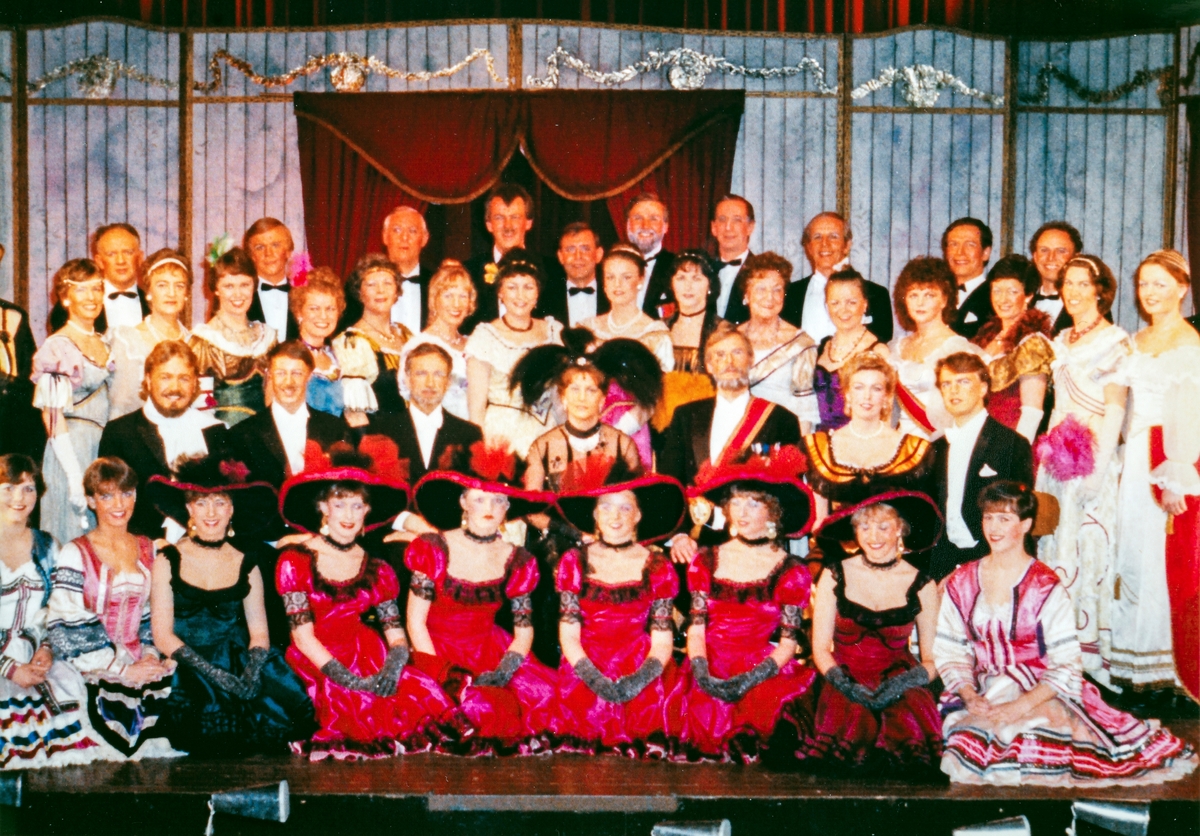 Bilde fra RingsakerOperaen. Ringsaker Operaen.
Gruppebilde fra RingsakerOperaens oppsetning av Den glade enke av Franz Lehar i 1983.