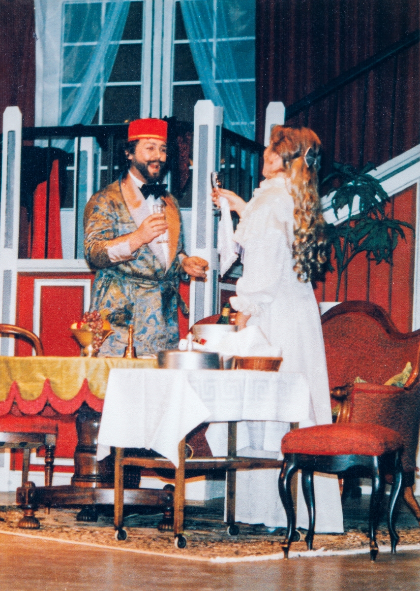 Bilde fra RingsakerOperaen. Ringsaker Operaen.
Scene fra RingsakerOperaens oppsetning av Flaggermusen av Johann Strauss d.y. i 1986. Ronald Rørvik som Alfred og Inger Lise Walseth som Adele.