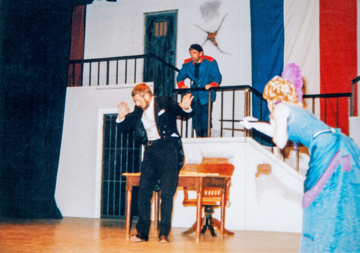 Bilde fra RingsakerOperaen. Ringsaker Operaen.
Scene fra RingsakerOperaens oppsetning av Flaggermusen av Johann Strauss d.y. i 1986. Arild Sandbakken som Frank, Knut Hoffart som Frosch og Randi Finsveen som Ida.