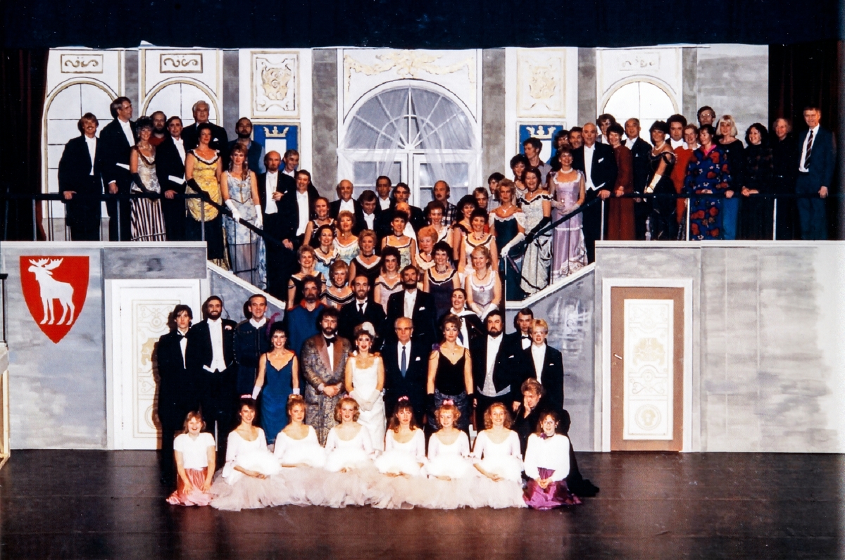 Bilde fra RingsakerOperaen. Ringsaker Operaen. 
Gruppebilde fra RingsakerOperaens oppsetning av Flaggermusen av Johann Strauss d.y. i 1986.