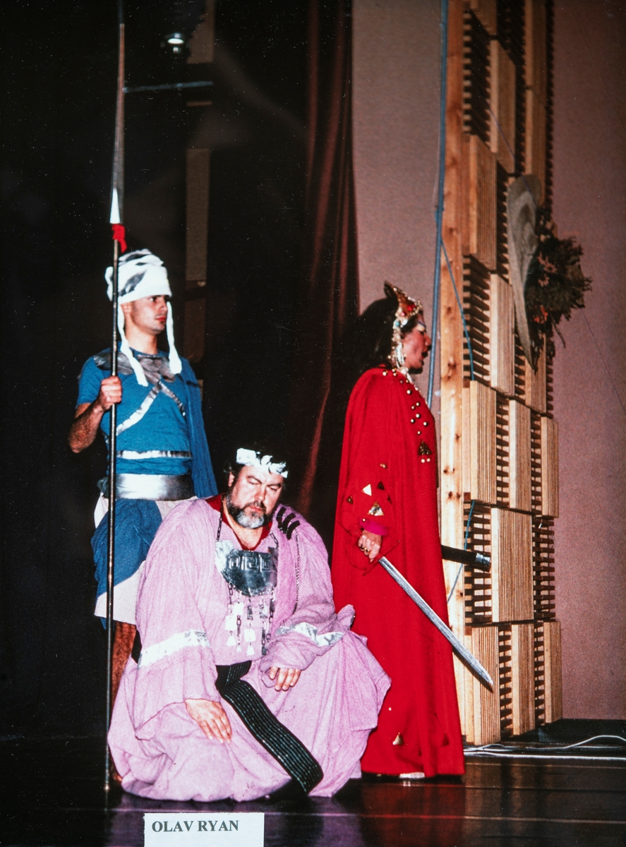 Bilde fra RingsakerOperaen. Ringsaker Operaen.
Scene fra RingsakerOperaens oppsetning av Nebukadnesar av Guiseppe Verdi i 1989.
Olav Ryan i rollen som Ismael og Elisabeth Mangen Narvesen i rollen som Abigaille.