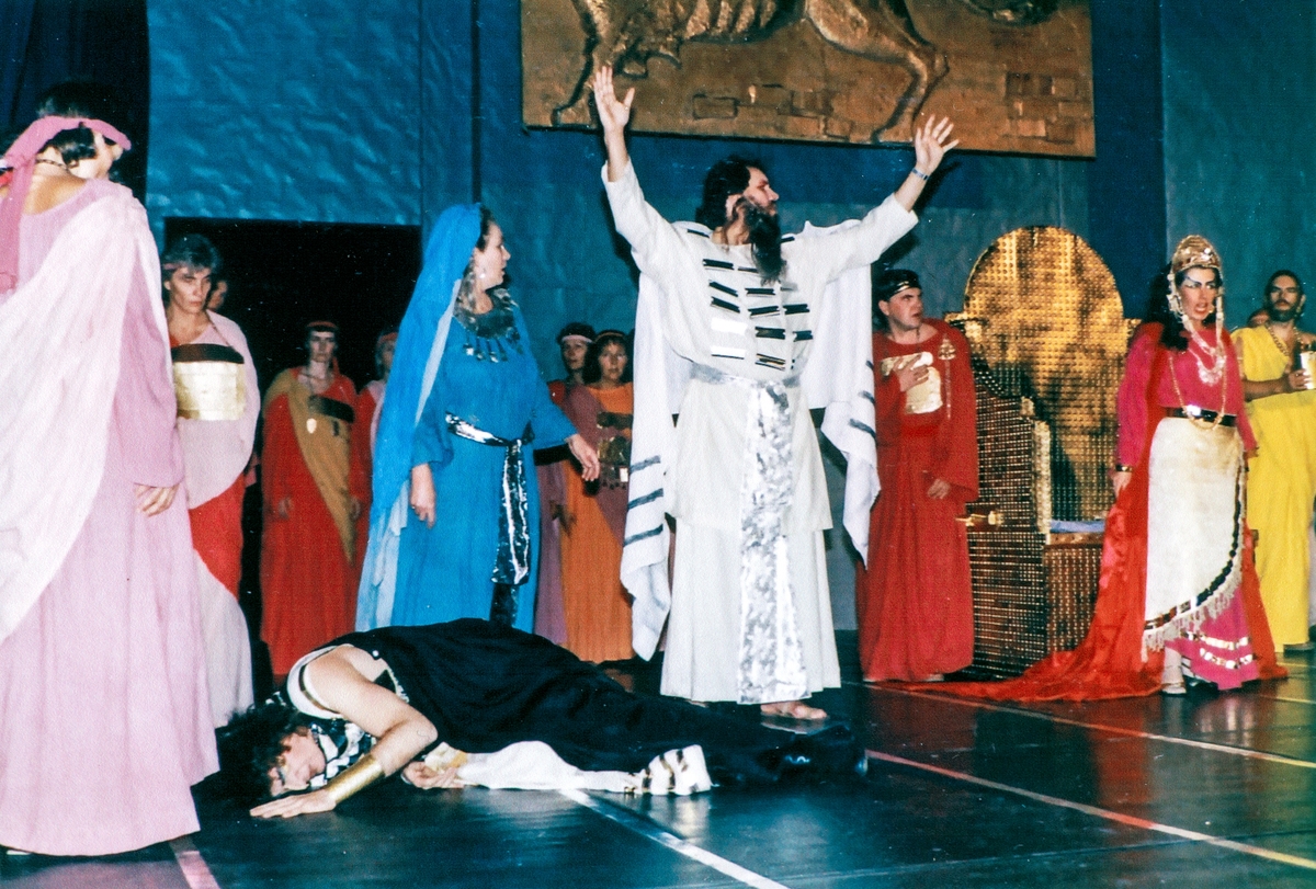 Bilde fra RingsakerOperaen. Ringsaker Operaen.
Scenebilde fra RingsakerOperaens oppsetning av Nebukadnesar av Guiseppe Verdi i 1989.
I midten: Magne Fremmerlid i rollen som Zaccarias.