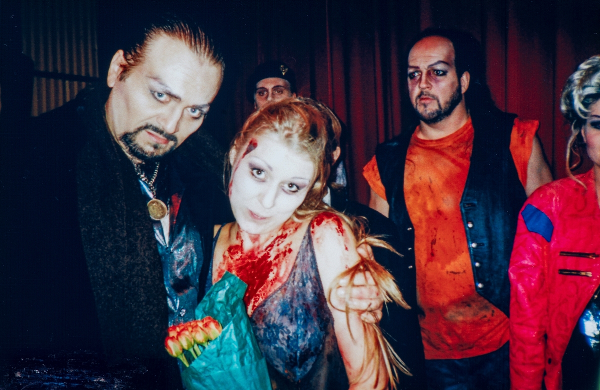 Bilde fra RingsakerOperaen. Ringsaker Operaen.
Scene fra RingsakerOperaens oppsetning av Faust av Charles Gounod i 2000.
Fra venstre: Ketil Hugaas i rollen som Mefisto, Ann Mari Edvardsen i rollen som Margrete og Ivar Gilhuus i rollen som Faust.