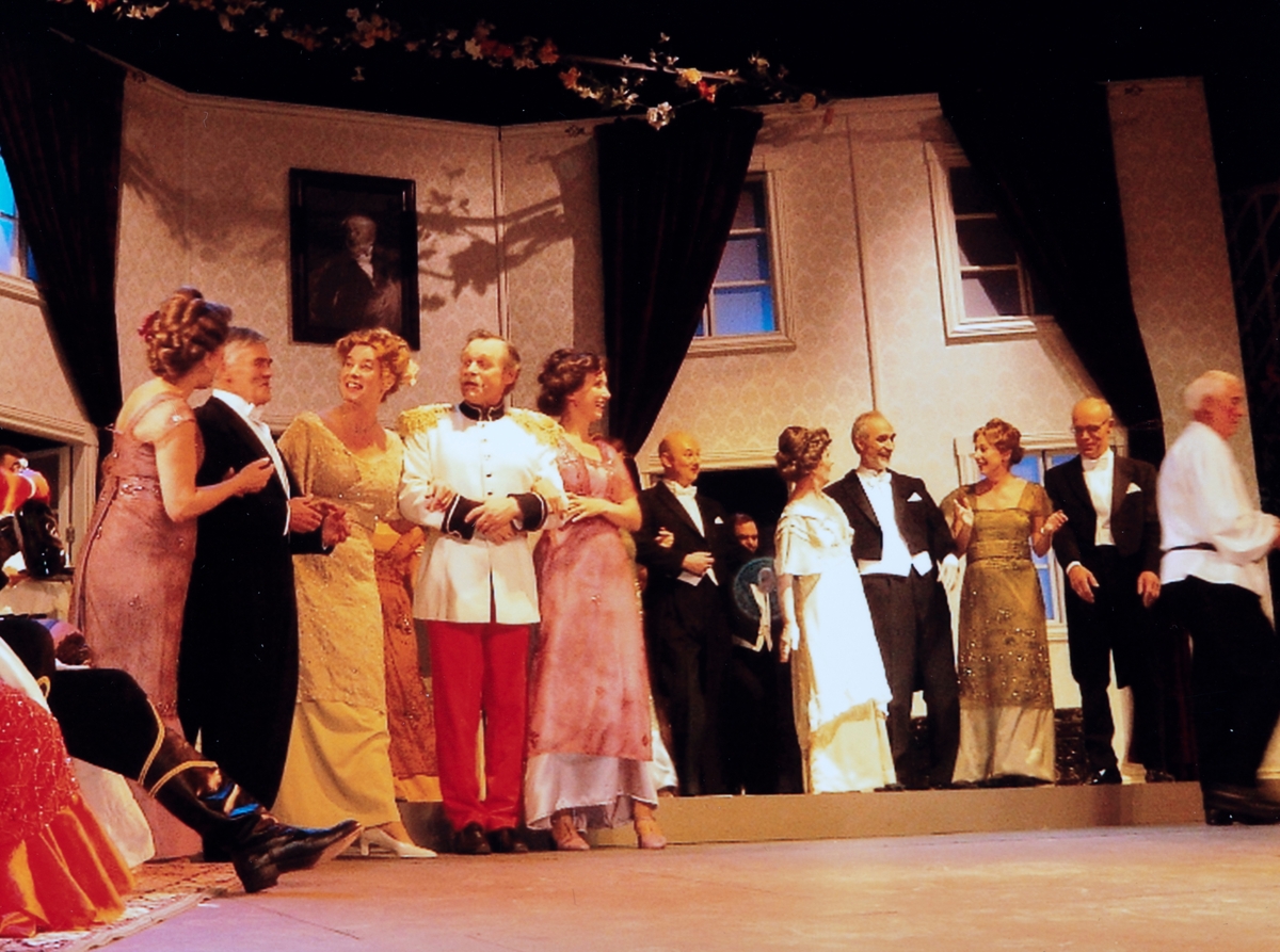 Bilde fra RingsakerOperaen. Ringsaker Operaen.
Scene fra RingsakerOperaens oppsetning av Grevinne Maritza av Emmerich Kalman i 2005.