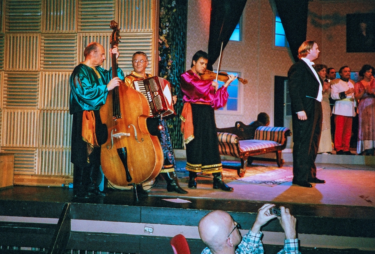 Bilde fra RingsakerOperaen. Ringsaker Operaen.
Scene fra RingsakerOperaens oppsetning av Grevinne Maritza av Emmerich Kalman i 2005.