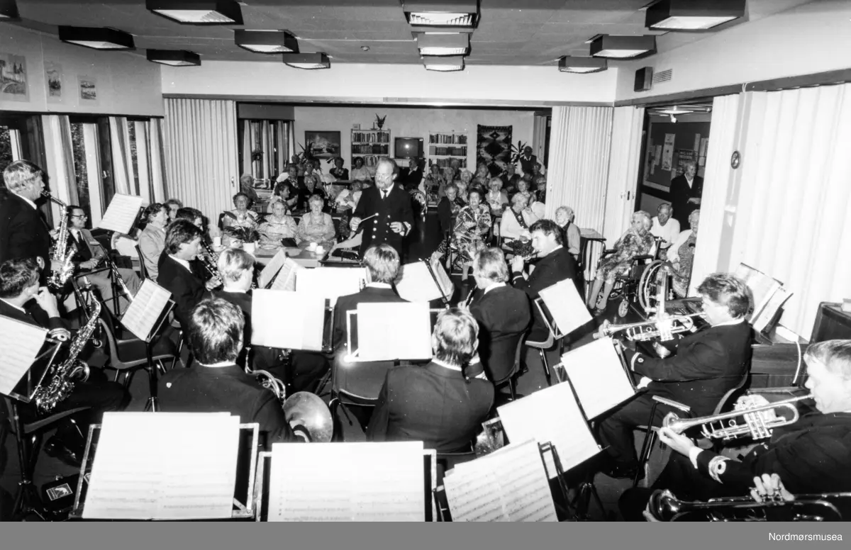 Det var fullt hus under konserten til marinemusikken på Barmannhaugen eldresenter i forbindelse med Marinemesterskapet i Kristiansnd 4-8. september 1991. Fra Tidens Krav 5. september 1991. Bildet er fra avisa Tidens Krav sitt arkiv i tidsrommet 1970-1994.