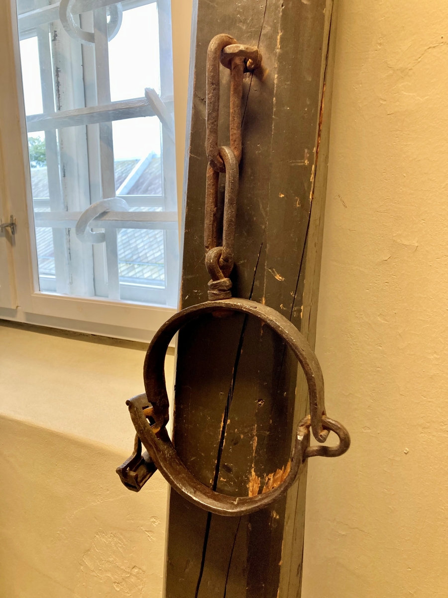Gapestokk i tre. Selve stokken en rekonstruksjon. Halsring, lås og lenke er originale. Omtrent midt på stokken er det slått inn en krampe som lenken er festet til. I enden av lenken henger en hengslet halsring, som er låst med hengelås.