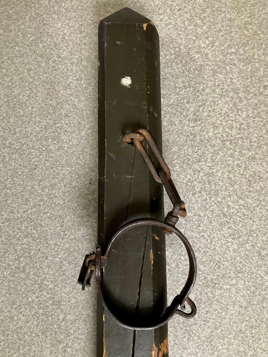 Gapestokk i tre. Selve stokken en rekonstruksjon. Halsring, lås og lenke er originale. Omtrent midt på stokken er det slått inn en krampe som lenken er festet til. I enden av lenken henger en hengslet halsring, som er låst med hengelås.