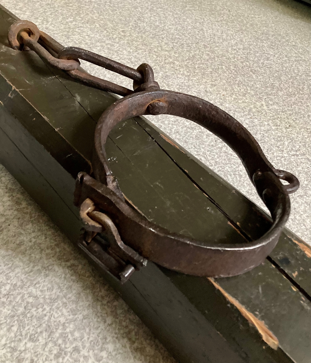 Gapestokk i tre. Selve stokken en rekonstruksjon. Halsring, lås og lenke er originale. Omtrent midt på stokken er det slått inn en krampe som lenken er festet til. I enden av lenken henger en hengslet halsring, som er låst med hengelås.