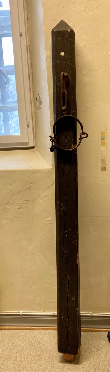 Gapestokk i tre. Selve stokken en rekonstruksjon. Halsring, lås og lenke er originale. Omtrent midt på stokken er det slått inn en krampe som lenken er festet til. I enden av lenken henger en hengslet halsring, som er låst med hengelås.