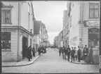 Klostergatan i Linköping. Korsning mot Storgatan. Folkvimmel. Männsikor i centrala Linköping.

Bilder från gatuhörn i staden Linköping åren 1909 till 1913. Bilderna är tagna i centrala Linköping i ett projekt att dokumentera Linköping för Linköpings stad.