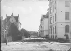 Klostergatan i Linköping.

Bilder från gatuhörn i staden Linköping åren 1909 till 1913. Bilderna är tagna i centrala Linköping i ett projekt att dokumentera Linköping för Linköpings stad.