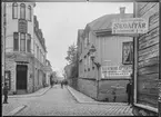 Klostergatan i Linköping och korsningen mot Tanneforsgatan. Centrala Linköping. Gågatan. Idag ligger café Berget rakt fram i bild. T.H Lifvergrens skoaffär på Tanneforsgatan 7.


Bilder från gatuhörn i staden Linköping åren 1909 till 1913. Bilderna är tagna i centrala Linköping i ett projekt att dokumentera Linköping för Linköpings stad.