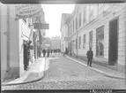 Hantverkaregatan i Linköping. Hörnet mot Ågatan. Mathilda Kullmans modeaffär. Affärsgatan. Kullersten.

Bilder från gatuhörn i staden Linköping åren 1909 till 1913. Bilderna är tagna i centrala Linköping i ett projekt att dokumentera Linköping för Linköpings stad.