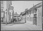 Hantverkaregatan i Linköping. Hörnet mot Stora torget. Man ser Östergötlands museum på bilden. i mitten av bilden ser man Ekmanska gården. Ekmans glas och porslin på Ågatan.


Bilder från gatuhörn i staden Linköping åren 1909 till 1913. Bilderna är tagna i centrala Linköping i ett projekt att dokumentera Linköping för Linköpings stad.