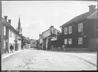 Vy från Hunnebergsgatan i Linköping.
Man ser domkyrkans torn till vänster. Reklam för fotoateljé på Storgatan 34.


Bilder från gatuhörn i staden Linköping åren 1909 till 1913. Bilderna är tagna i centrala Linköping i ett projekt att dokumentera Linköping för Linköpings stad.