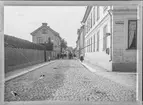 Vy från Hunnebergsgatan i Linköping. Korsning mot Barfotegatan. 
Obs! Glasplåten är trasig.

Bilder från gatuhörn i staden Linköping åren 1909 till 1913. Bilderna är tagna i centrala Linköping i ett projekt att dokumentera Linköping för Linköpings stad.