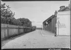 Gråbrödragatan i Linköping. Korsningen mot Kungsgatan. Man ser en skylt för Erik Karlssons spannmålsaffär samt magasin på bilden.


Bilder från gatuhörn i staden Linköping åren 1909 till 1913. Bilderna är tagna i centrala Linköping i ett projekt att dokumentera Linköping för Linköpings stad.