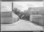 Gråbrödragatan i Linköping. J E Nelsons Stenhuggeri.

Man ser sidan av domkyrkan på bilden.


Bilder från gatuhörn i staden Linköping åren 1909 till 1913. Bilderna är tagna i centrala Linköping i ett projekt att dokumentera Linköping för Linköpings stad.