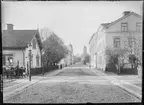 Drottninggatan i Linköping. Korsningen mot Apotekaregatan. Man ser vattentornet rakt fram i bild. Till höger står en grupp barn som tittar nyfiket mot fotografen. Idag är ingången till Linköpings trädgårdsförening till vänster i bild.


Bilder från gatuhörn i staden Linköping åren 1909 till 1913. Bilderna är tagna i centrala Linköping i ett projekt att dokumentera Linköping för Linköpings stad.