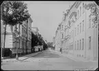 Drottninggatan i Linköping. 
Bilder från gatuhörn i staden Linköping åren 1909 till 1913. Bilderna är tagna i centrala Linköping i ett projekt att dokumentera Linköping för Linköpings stad.