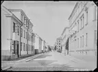 Drottninggatan i Linköping. Hörnet mot Repslagaregatan. Man ser en sockertopp i gatuhörnet.

Bilder från gatuhörn i staden Linköping åren 1909 till 1913. Bilderna är tagna i centrala Linköping i ett projekt att dokumentera Linköping för Linköpings stad.