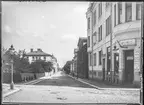 Drottninggatan i Linköping. Till höger ser man en specerihandel. Affär.  Speceri och diversehandel. Kaffe.

Bilder från gatuhörn i staden Linköping åren 1909 till 1913. Bilderna är tagna i centrala Linköping i ett projekt att dokumentera Linköping för Linköpings stad.